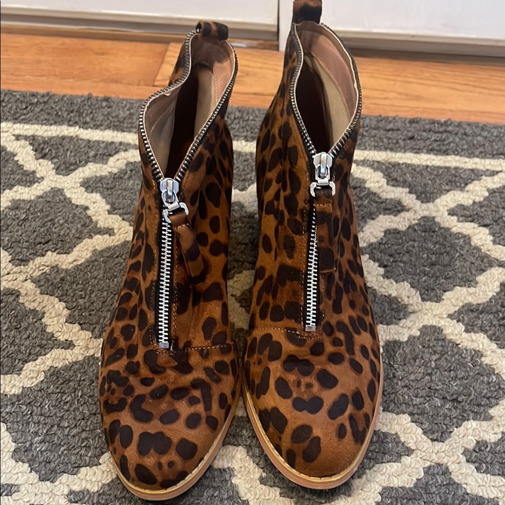 Woman animal print Toe Block Heel Zip-Up Booties
Size ten unknown brand